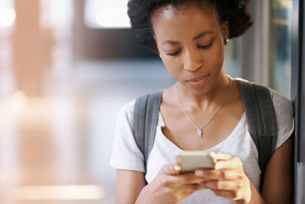 Telefon, kutatás és fekete nő hálózatépítés az egyetemen mobil alkalmazással, internettel vagy weboldallal. Kapcsolat, technológia és afrikai diák típus és olvassa el az e-mailt online mobiltelefon a főiskola campus - Fotó, kép