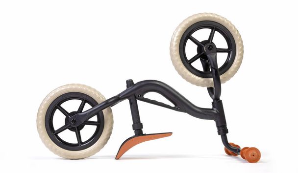 Modernes schwarzes Balace-Fahrrad für ein kleines Kind, isoliert auf weiß - Foto, Bild