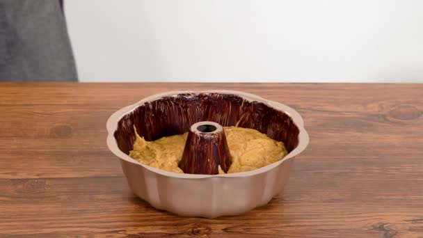 Den Lebkuchenteig in die gefettete Kuchenform gießen, fertig für ein köstliches Karamell-Zuckerguss. - Filmmaterial, Video