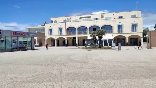 Lido di Ostia, Lazio, Itália - 3 de maio de 2024: Panorama do Porto Turístico de Roma sobre o Lungomare Duca degli Abruzzi - Filmagem, Vídeo