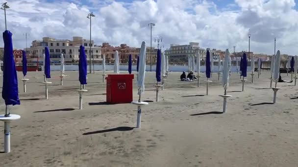 Lido di Ostia, Latium, Italien - 3. Mai 2024: Der Strand am Lungomare Toscanelli vom Ufer aus - Filmmaterial, Video