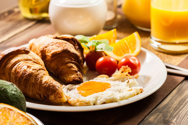 Desayuno con zumo de naranja final croissant
 - Foto, imagen