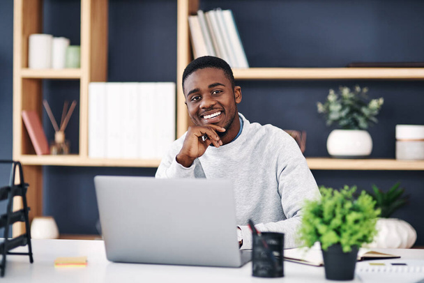 Zwarte man, glimlach en laptop in kantoorportret voor webdesign, online of sociale media communicatie. Zakelijk persoon, gelukkig en werken aan digitale technologie voor onderzoek, planning en internet startup. - Foto, afbeelding