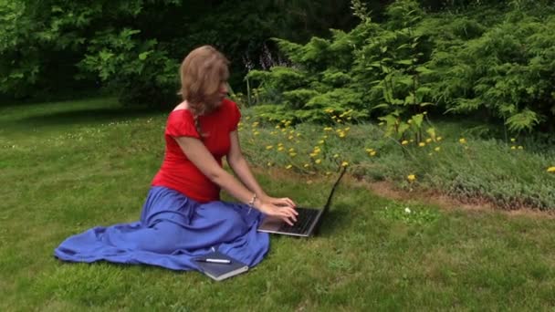 Pregnant woman look laptop computer and write on paper notebook - Video, Çekim