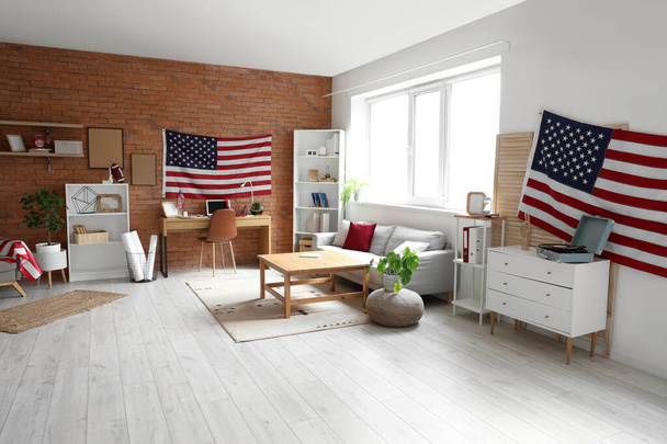 İş yeri, kanepe ve ABD bayraklı modern ofis. - Fotoğraf, Görsel