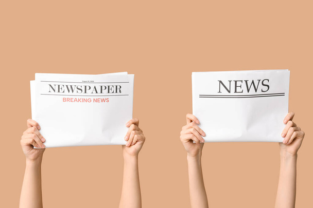 Жіночі руки з газетами на фоні кольору - Фото, зображення