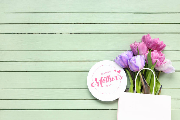 Üdvözlőlap szöveggel SZEMÉLYES Anyák napja és gyönyörű tulipánok zöld fa háttér - Fotó, kép