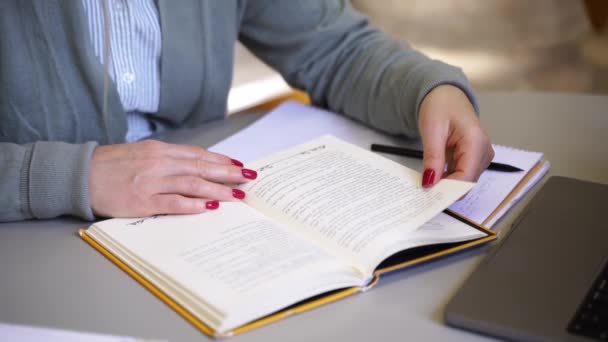 Středního věku žena vědec čtení knihy psaní práce v univerzitní knihovně Starší student cvičení na vysoké škole Freelancer v kooperativní upgrade odborné kvalifikace - Záběry, video
