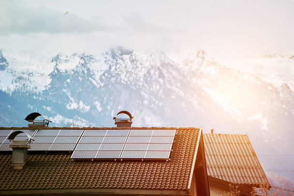 Eco-Friendly Home extrae energía del sol alpino - Foto, Imagen