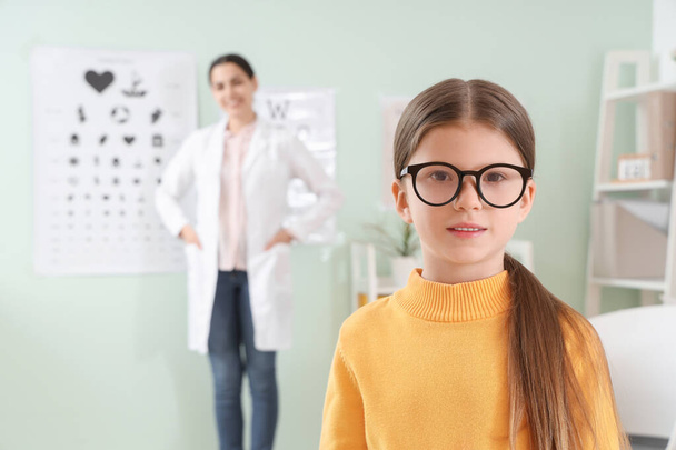 Meisje met bril in kliniek, close-up - Foto, afbeelding