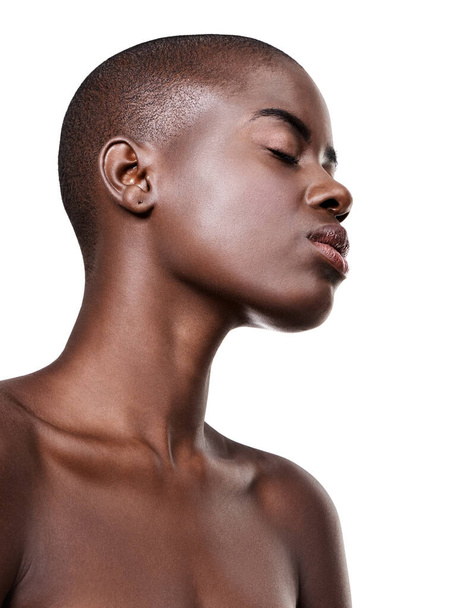 Afrikai, nő és profil a szépség bőrápoló stúdió fehér háttér világít a bőr a bőrgyógyászat. Nyugodt, modell és kozmetikumok az arcon egészséges kezelés spa vagy mockup térben. - Fotó, kép