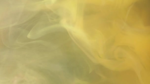 Canlı sarı dokulardan oluşan bir yatağın üzerinde dumanın narin kıvrımını yakalayan yakın plan bir görüntü.. - Video, Çekim