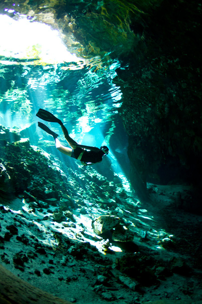 Ilmainen sukeltaja sisäänkäynnin Cenote
 - Valokuva, kuva