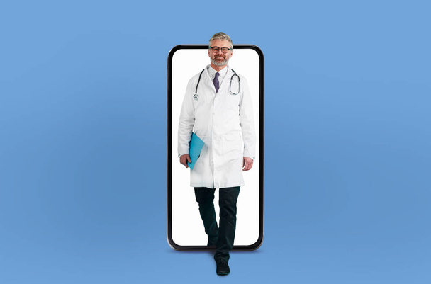 Ώριμος γιατρός άνθρωπος μέσα σε ένα πλαίσιο smartphone ενισχύει την εστίαση στην τηλεϊατρική και ψηφιακές λύσεις υγειονομικής περίθαλψης, κολάζ - Φωτογραφία, εικόνα
