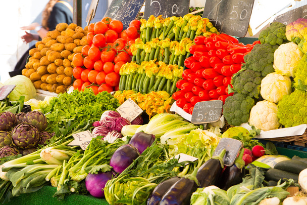 Frutas e legumes frescos em um mercado ao ar livre em especiarias
 - Foto, Imagem