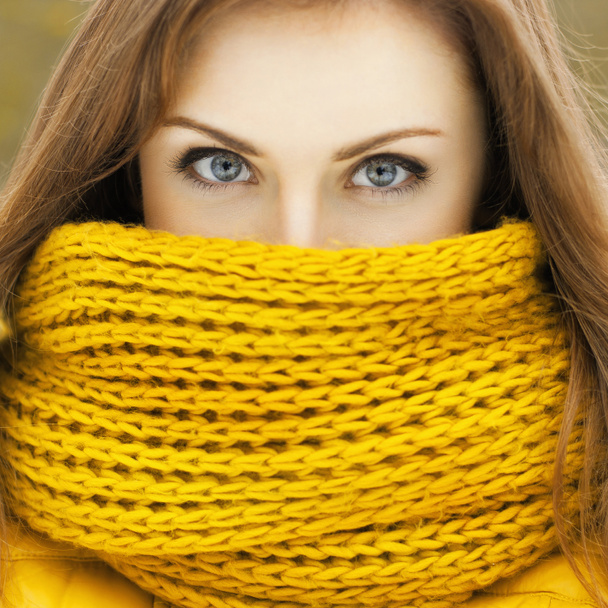 Bella donna in una sciarpa di maglia gialla che guarda la macchina fotografica. Beaut
 - Foto, immagini
