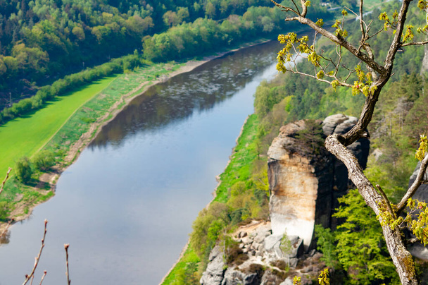 Hermosa vista de verano del río Elba desde Bastei vista pont. Colorida escena matutina del parque nacional de Suiza sajona, Alemania, Europa. Espléndido paisaje de las montañas de arenisca, Sajonia. - Foto, imagen