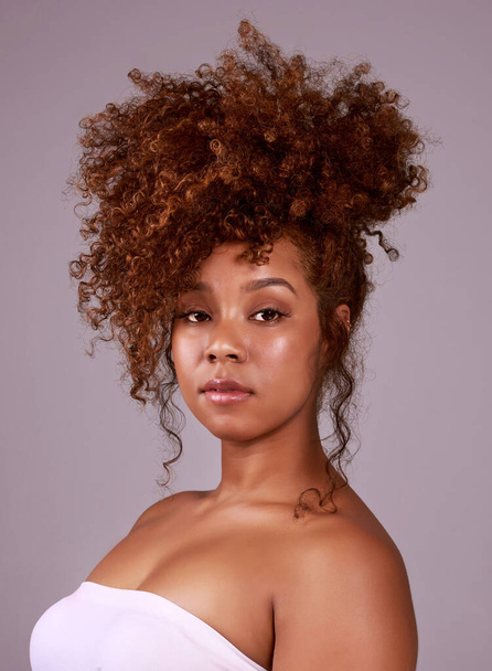 μπούκλες, χτένισμα και πορτρέτο της μαύρης γυναίκας με αυτοπεποίθηση, υπερηφάνεια και κομψό κομμωτήριο φροντίδα των μαλλιών. Φυσική περιποίηση μαλλιών, αφρό και στυλ σε γυναικείο μοντέλο με ανάπτυξη, κερατίνη και θεραπεία σε γκρι φόντο. - Φωτογραφία, εικόνα