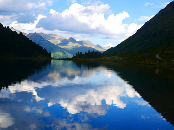 夏の日,山,空,雲の上のディフェレンタル渓谷の上のオベシー湖と山を見ます. アルプス (オーストリア).  - 写真・画像