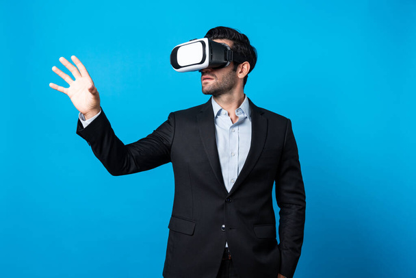 Profi, okos üzletember, aki VR szemüveget visel. Kaukázusi projektmenedzser virtuális valóság szemüveggel, miközben a jelenlegi technológiai innováció kék háttérrel. Eltérés. - Fotó, kép