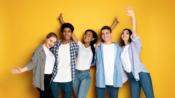 Zróżnicowana grupa wieloetnicznych nastolatków stojąca blisko siebie w otoczeniu społecznym, angażująca się w rozmowy i interakcje. Mężczyźni i dziewczęta w różnym wieku i pochodzenia etnicznego są postrzegane razem w - Zdjęcie, obraz