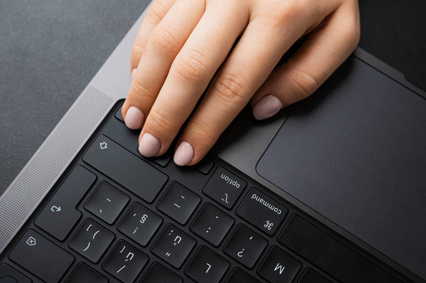 ベルリン,ゲルマン - APRIL 14 2024: 女性はゲームをするためのキーボード上の矢印に指を保持します.  - 写真・画像