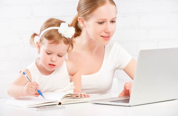 glückliche Familienmutter und Kind zu Hause am Computer arbeiten - Foto, Bild