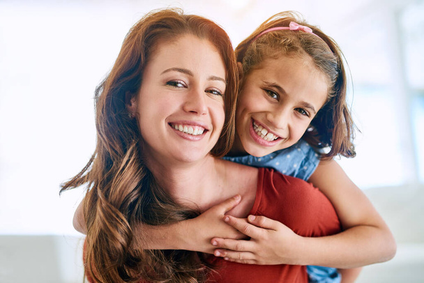 Mam, meisje en glimlach in portret met piggyback voor liefde, vertrouwen en waardering op moederdag. Vrouw, kind en gelukkig in de woonkamer met liefde voor dankbaarheid, steun en familiebanden thuis. - Foto, afbeelding