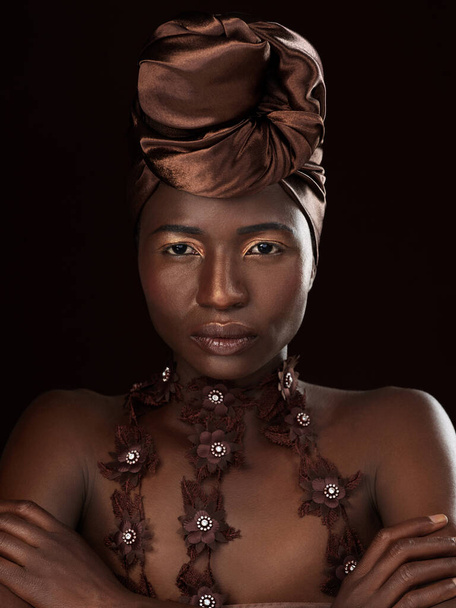 Sarık, portre ya da makyajlı Afrikalı kadın, kollarını kavuşturmuş ya da siyah arka planda stüdyoda gurur duyuyor. Güzellik, göz makyajı ve kültür geleneği için moda ile parıltı, yüz ve ciddi model. - Fotoğraf, Görsel