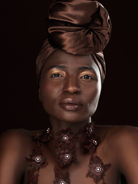 Portrait, Wrap und schwarze Frau im Studio für Make-up, natürliche Schönheit und Lidschatten auf dunklem Hintergrund. Ästhetik, Selbstbewusstsein und afrikanisches Modell mit traditionellem Kopftuch, Accessoires oder Glamour. - Foto, Bild