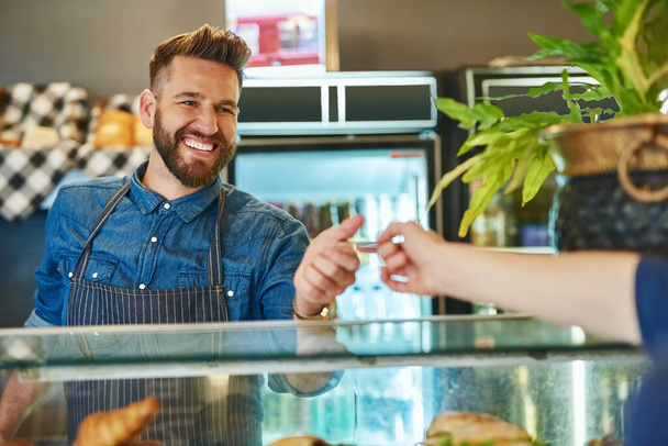 Kreditkarte, Barista oder Kellner lächeln im Café mit dem Kunden für Zahlung, Transaktion und Einkauf im Café. Restaurant, männliche Angestellte und Personen, die für Kasse, POS und Verkauf von Kleinunternehmen einkaufen. - Foto, Bild
