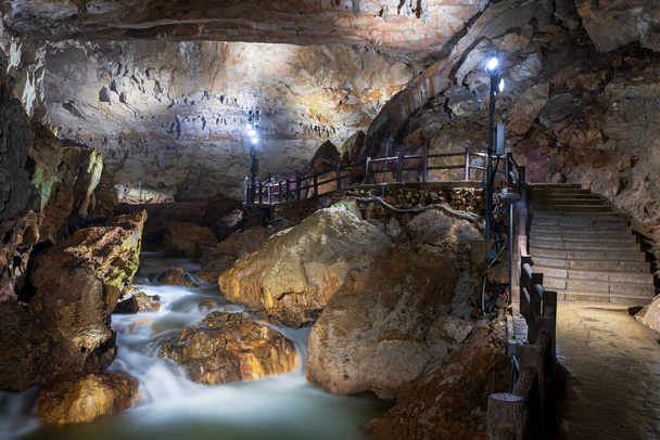 Akiyoshido-Höhle. Eine Höhle im Akiyoshidai Quasi-Nationalpark, Yamaguchi, Japan. - Foto, Bild