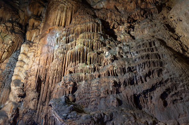 Akiyoshido mağarası. Akiyoshidai Quasi Ulusal Parkı, Yamaguchi, Japonya 'da çözümsel bir mağara.. - Fotoğraf, Görsel