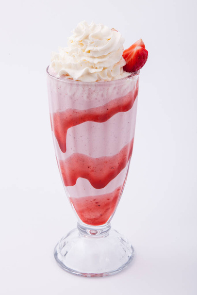 Erdbeer-Milchshake im Glas mit Schlagsahne - Foto, Bild