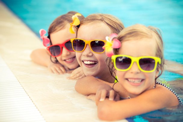 Happy children in the swimming pool - Foto, imagen