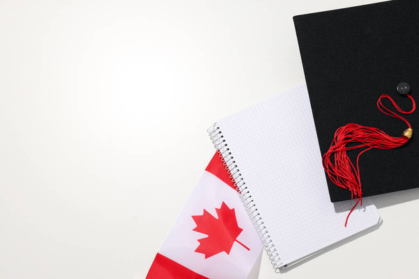 カナダの国旗とノートパッドで卒業した帽子 - 写真・画像