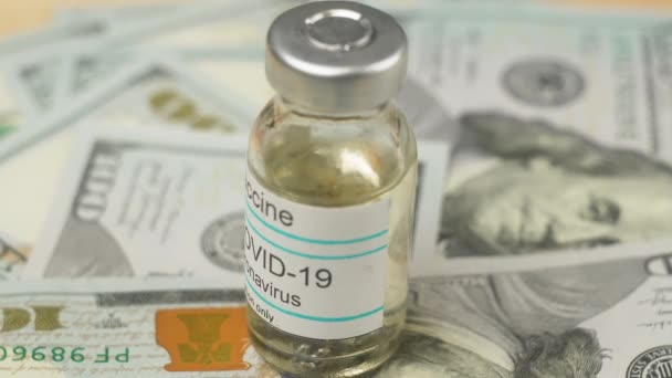 COVID-19ワクチンが開発されました. 汚染された薬。 液体中の金型。 死の脅威。 お金の損失について。 コロナウイルスワクチンのアンプルは,医薬品の生産ラインを取るために動きます. バックグラウンド - 映像、動画