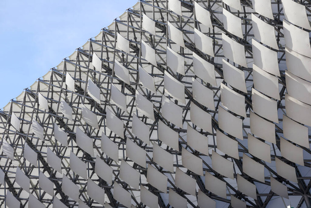 metalowa konstrukcja ściana budynku z niebieskim niebem w tle - Zdjęcie, obraz