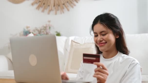 Nő vásárol vagy fizet online internetes piacon böngészés eladó tételek a modern életmód és használja a hitelkártyát az online fizetés pénztárca által védett élénk kiberbiztonsági szoftver - Felvétel, videó