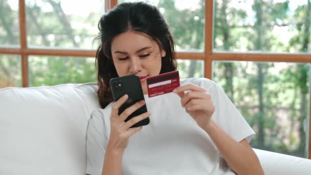 Kadın alışverişi ya da internet pazarında online ödeme modern yaşam tarzı için satılık eşyalar arıyor ve canlı siber güvenlik yazılımı tarafından korunan cüzdandan çevrimiçi ödeme için kredi kartı kullanıyor - Video, Çekim