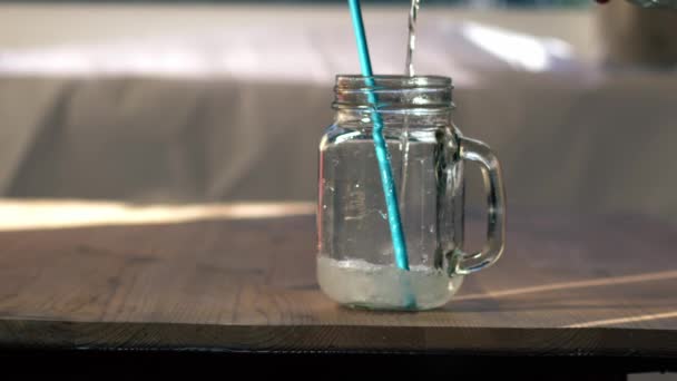 Шипучий содовый напиток подается в стеклянном сосуде среднего 4k выстрел замедленной съемки селективного фокуса - Кадры, видео