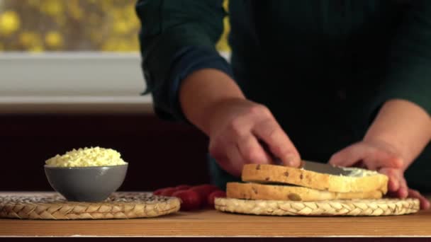 Κάνοντας ένα σάντουιτς με τριμμένο τυρί και ντομάτα μέτρια ζουμ αργή κίνηση επιλεκτική εστίαση - Πλάνα, βίντεο
