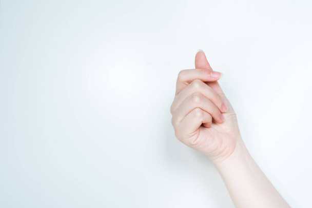 ανέπαφη σε νέα κανονική έννοια από τη γυναίκα χέρι ενεργεί με λευκό απομονωμένο φόντο - Φωτογραφία, εικόνα