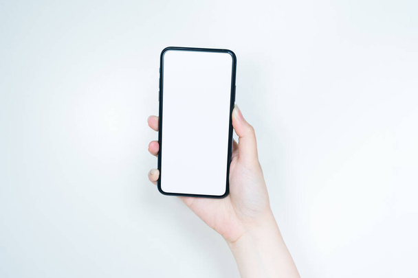 bezdotykowy w nowej normalnej koncepcji od kobieta uchwyt i smartfon z białym odizolowanym tle - Zdjęcie, obraz