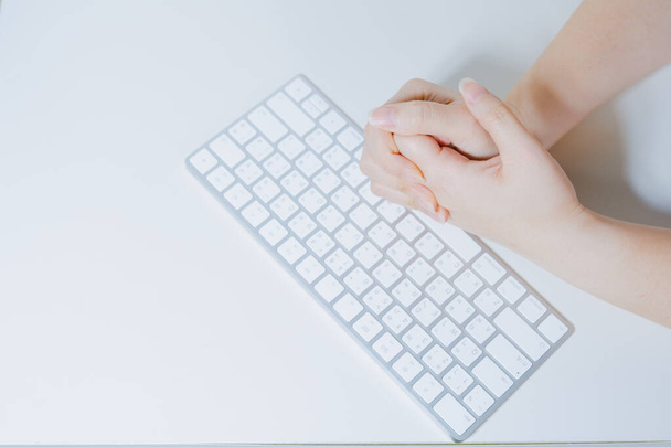 Massage Hand und Finger nach Schmerzen und Schmerzen im Büro arbeiten mit weißen isolierten Hintergrund - Foto, Bild