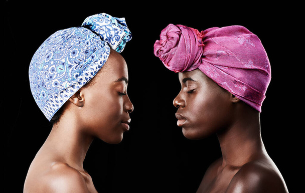 Studio, sœurs et femmes noires avec des soins pour la beauté, le profil et l'enveloppe de tête pour l'esthétique. Fond sombre, femmes africaines et éclat du visage, des cosmétiques et des résultats dermatologiques. - Photo, image