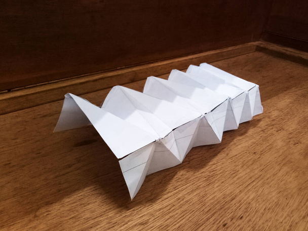 Skládaný papírová architektura miniaturní model pro studium struktury. Abstraktní geometrický design, futuristický architektonický koncept. - Fotografie, Obrázek
