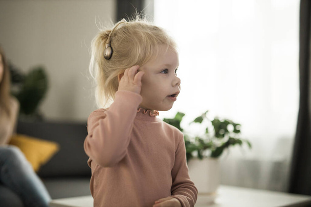 Criança surda com implante coclear de aparelho auditivo - Aparelho auditivo e medicina tecnologia inovadora e diversidade - Foto, Imagem