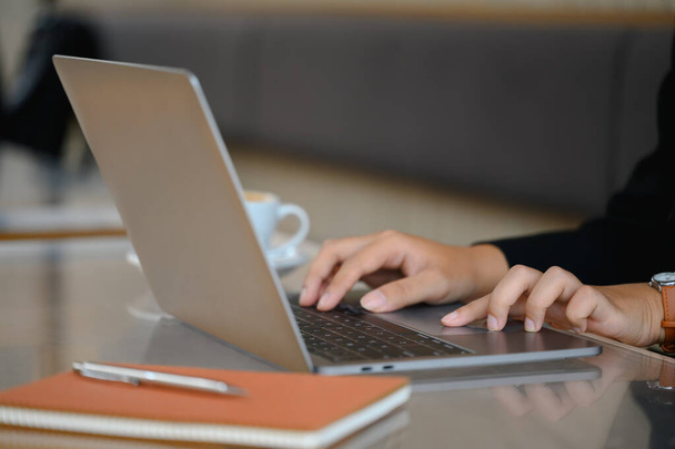 Бізнес-леді сидить в офісі і друкує на ноутбуці для планування онлайн-досліджень. - Фото, зображення