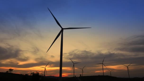Concetto di energia verde - generatore di turbine eoliche al tramonto. - Filmati, video